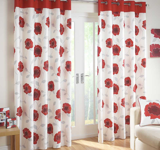 Rèm cửa bằng vải hoa đem lại cho phòng ngủ cảm giác thân thiện, thoải mái và trẻ trung.